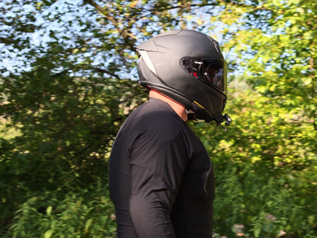 Kemimoto Motorradjacke 2026 – Seitenansicht der Schulter- und Ärmelpartie am Fahrer mit schwarzem Integralhelm