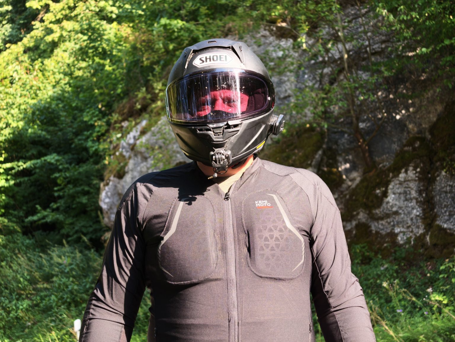 Kemimoto Motorradjacke im Test: So luftig ist das Mesh bei Hitze Kemimoto Motorradjacke 2026 – Nahaufnahme der Brustpartie mit zweigeteilten Brustprotektoren und Kemimoto-Logo, Fahrer vor Felswand