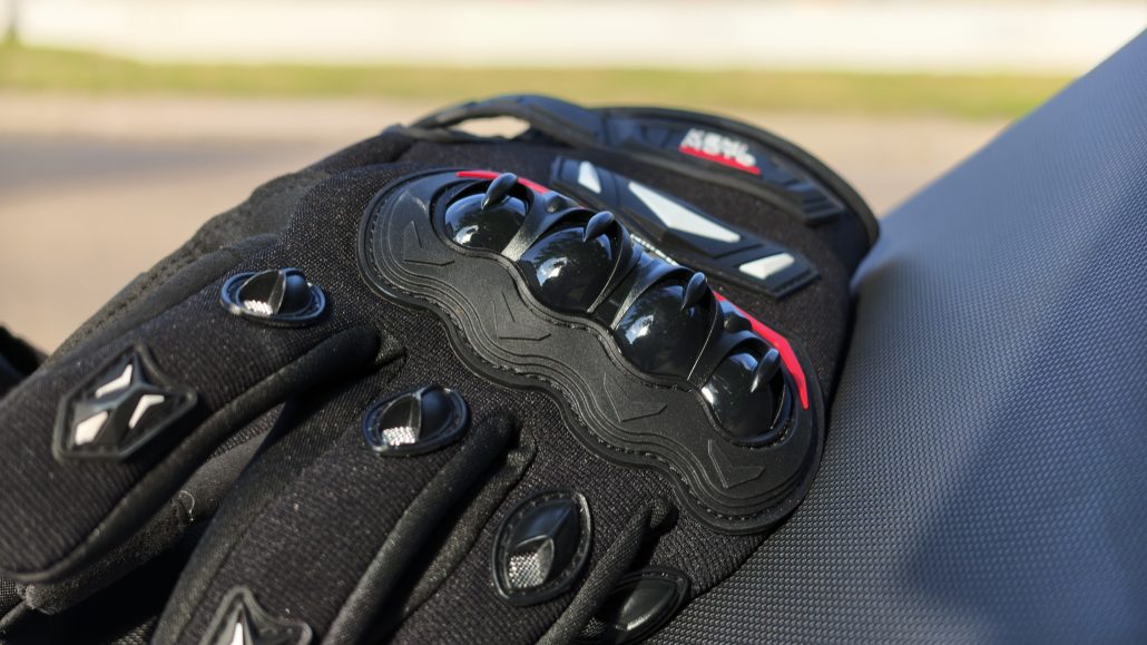 Kemimoto Motorradhandschuhe 2026 – Detailaufnahme des Handrückens mit vierteiligem ABS-Knöchelprotektor, roten Akzenten und Fingerverstärkungen