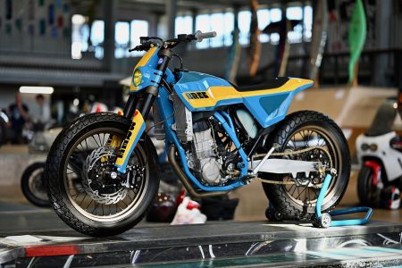 KTM EXC 500 Custom-Umbau von Moritz Bree – Seitenansicht des kompletten Flat-Tracker-Umbaus mit blau-gelber Monocoque-Verkleidung, freiliegendem Kühler und Motor