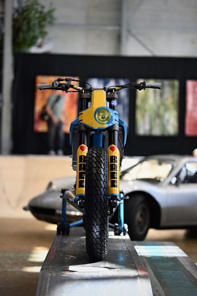 KTM EXC 500 von Moritz Bree: Enduro wird zum Serien-Flat-Tracker 4 KTM EXC 500 Custom-Umbau von Moritz Bree - Frontansicht mit gelb-blauer Scheinwerferverkleidung