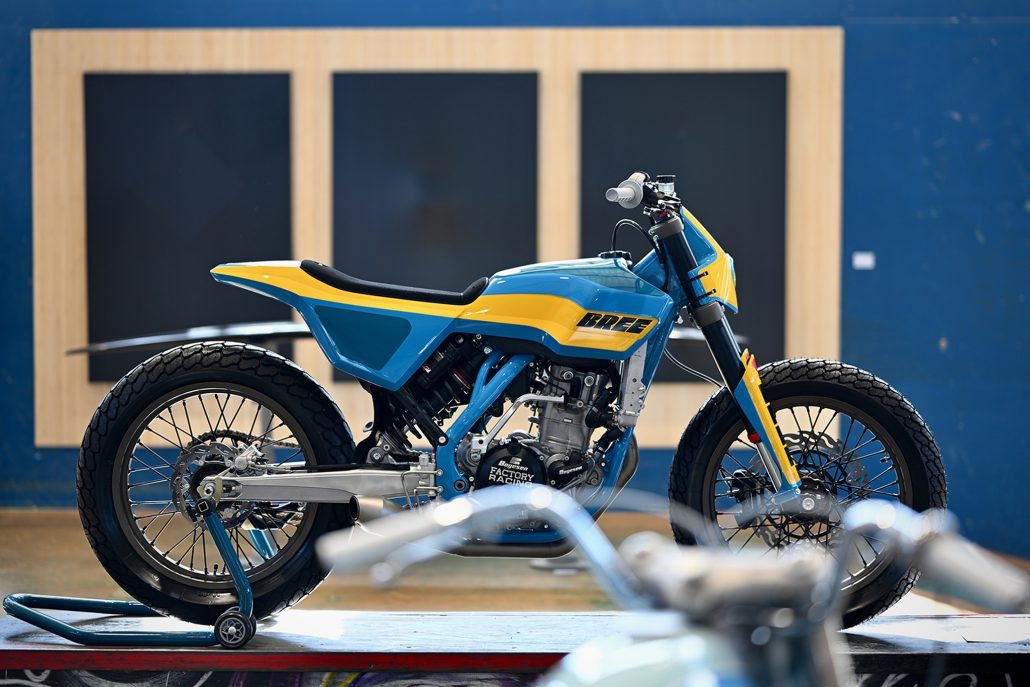 KTM EXC 500 von Moritz Bree: Enduro wird zum Serien-Flat-Tracker 3 KTM EXC 500 Custom-Umbau von Moritz Bree - Seitenansicht, tiefergelegtes Fahrwerk mit Speichenraedern