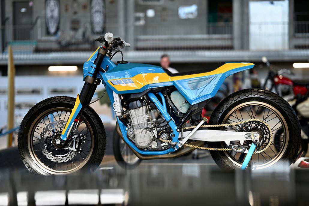 KTM EXC 500 von Moritz Bree: Enduro wird zum Serien-Flat-Tracker 6 KTM EXC 500 Custom-Umbau von Moritz Bree - Seitenansicht, Motor und blau lackierter Rahmen sichtbar