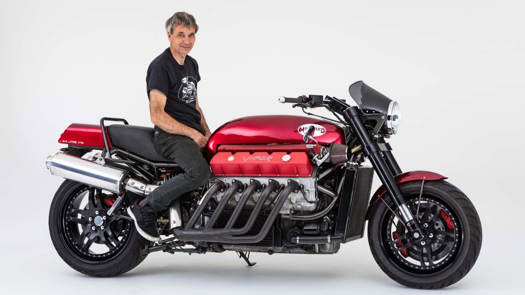 Millyard Viper V10: Why the 500 HP One-Off Is Now Going to Auction 1 Erbauer Allen Millyard sitzt auf der Millyard Viper V10 mit 8-Liter-Dodge-Viper-Motor in roter Lackierung im Fotostudio Seitenansicht