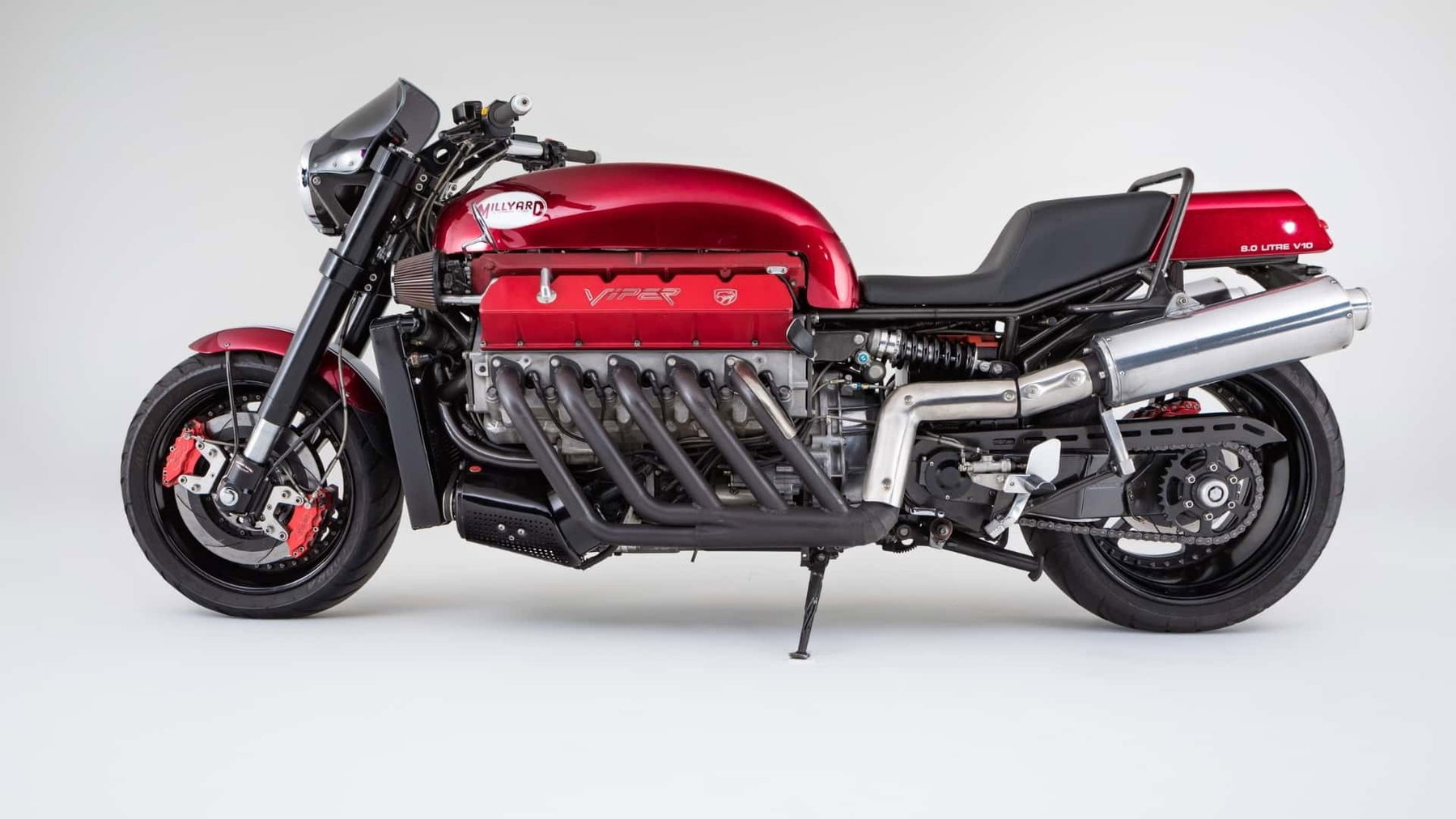 Millyard Viper V10: Why the 500 HP One-Off Is Now Going to Auction 3 Millyard Viper V10 Seitenansicht von links mit sichtbarem 8-Liter-V10-Motor roter Ventildeckel weisse Rennstreifen und Millyard-Logo