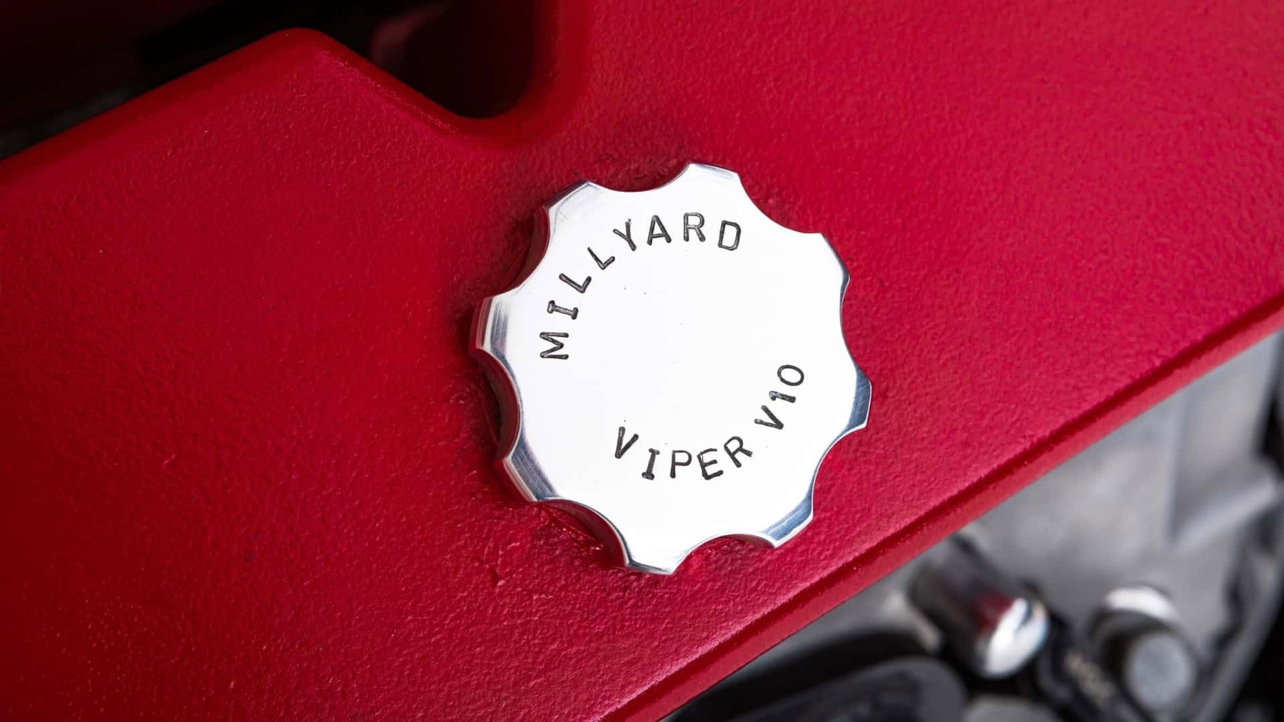 Millyard Viper V10: Why the 500 HP One-Off Is Now Going to Auction 2 Nahaufnahme der polierten Chromkappe mit Gravur Millyard Viper V10 auf rotem Ventildeckel des 8-Liter-Motors