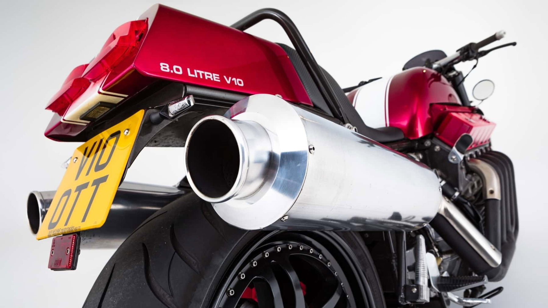 Millyard Viper V10: Why the 500 HP One-Off Is Now Going to Auction 4 Millyard Viper V10 Detailansicht des Hecks schraeg mit grossem Edelstahl-Schalldaempfer Hinterrad und roter Heckverkleidung mit 8.0 Litre V10 Beschriftung