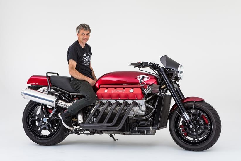 Millyard Viper V10 verkauft: Der neue Besitzer will sie fahren 4 Allen Millyard auf der Viper V10 im Fotostudio schwarzes Shirt sichtbarer roter V10-Motor mit Kruemmern und schwarzen Felgen