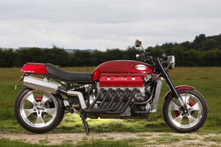 Millyard Viper V10 Studioaufnahme Dreiviertelansicht von vorne rechts mit rotem Tank Windschild und freiliegendem V10-Motorblock