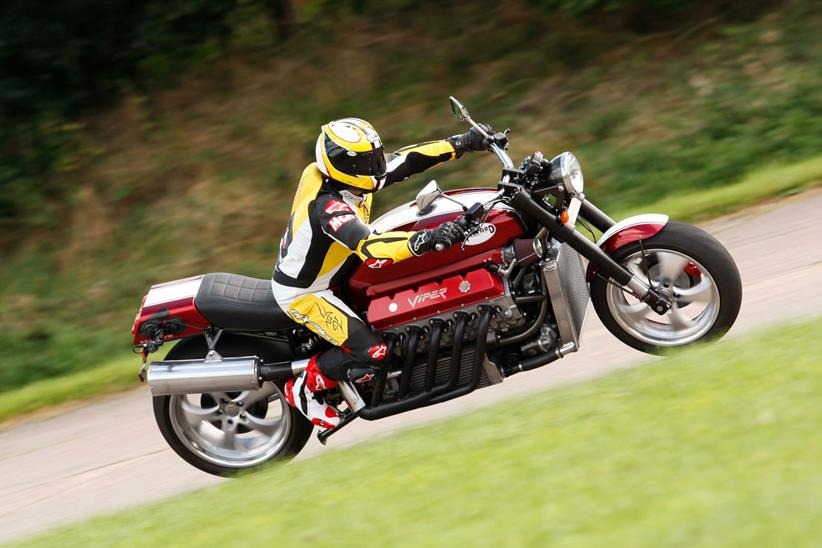 Millyard Viper V10 verkauft: Der neue Besitzer will sie fahren 1 Millyard Viper V10 Profilansicht von rechts im Studio zeigt die gesamte Laenge des Motorrads mit dem dominanten V10-Aggregat