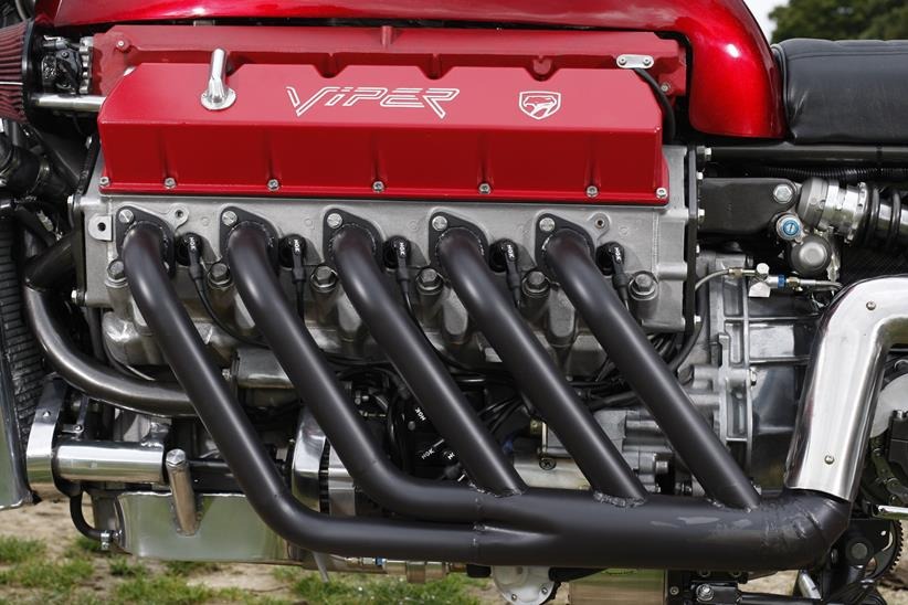 Millyard Viper V10 verkauft: Der neue Besitzer will sie fahren 5 Millyard Viper V10 Frontansicht schraeg von rechts mit schwarzem Rundscheinwerfer USD-Gabel rotem Tank und zehn Ansaugkruemmern