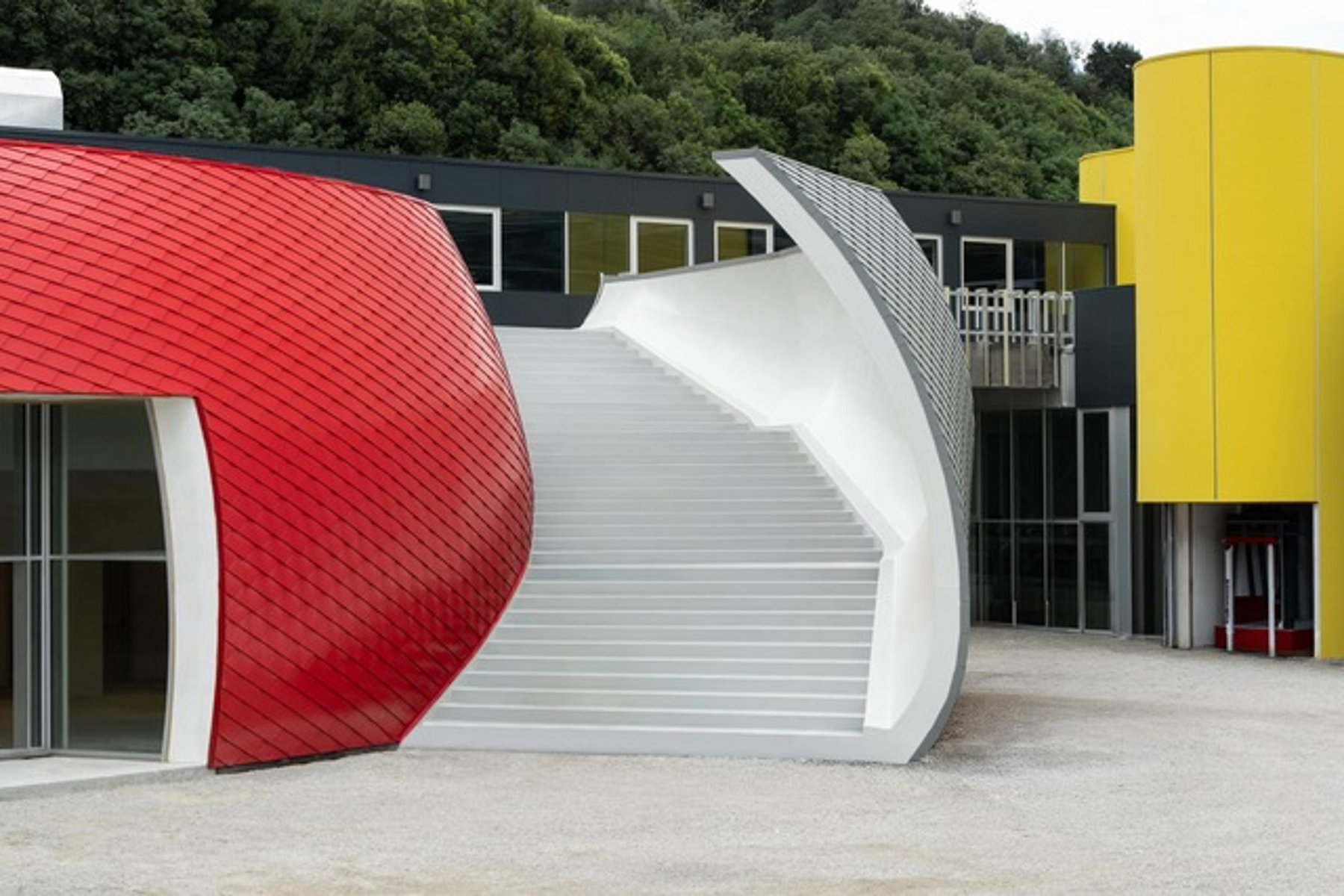 Moto Guzzi World Days – 2026 1 Moto Guzzi World Days 2026 – Eingang des neuen Besucherzentrums mit rot-gelber Rundarchitektur und markanter Freitreppe