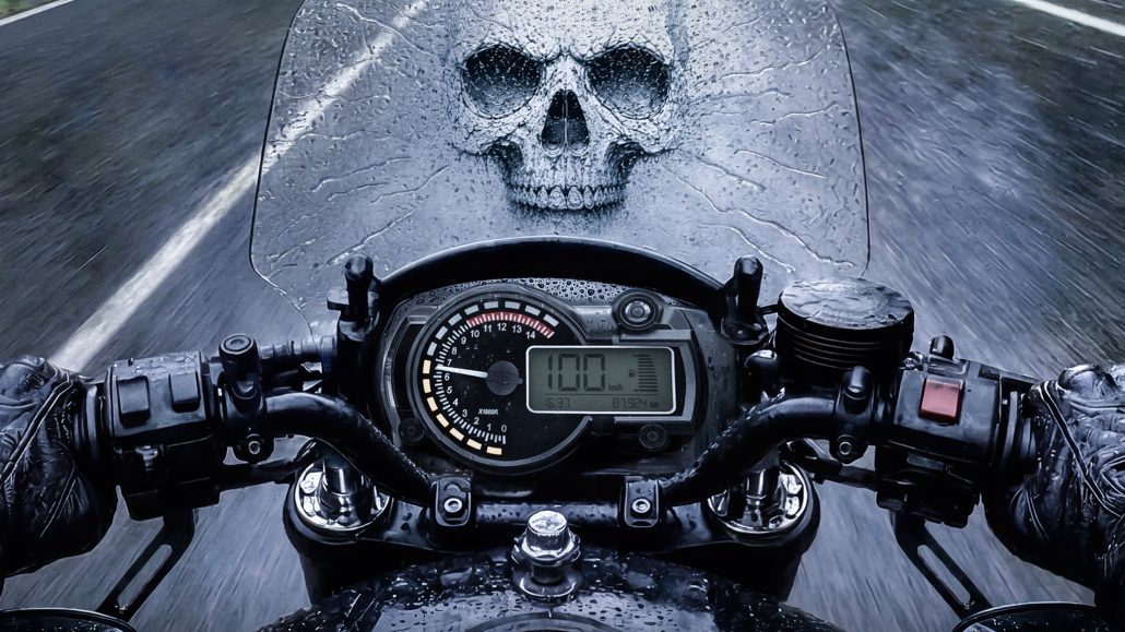 Nahaufnahme Cockpit und Tacho eines Motorrads bei Fahrt im Regen mit 100 km/h, Totenkopf-Motiv auf der nassen Windschutzscheibe, textfreie Version des DVR-Kampagnenmotivs Falsches Tempo verzeiht nichts
