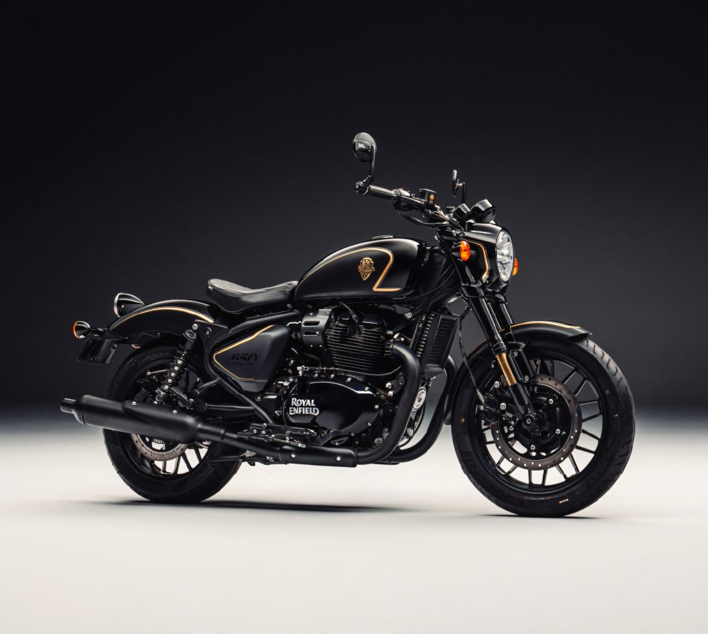 Royal Enfield Shotgun 650 x Rough Crafts – Serienmodell in Schwarz mit goldenen Zierstreifen, Studio-Seitenansicht