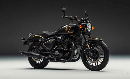 Royal Enfield Shotgun 650 x Rough Crafts – Studio-Dreiviertelansicht von vorne links vor grauem Hintergrund
