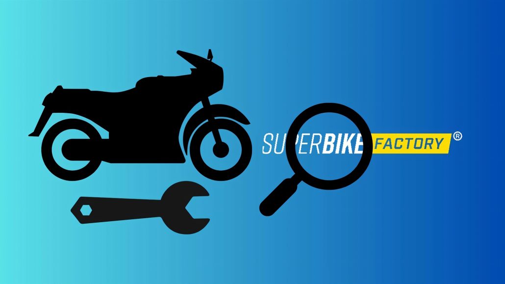 Illustrative Grafik zum SuperBike-Factory-Insolvenzverfahren mit Motorrad-Silhouette, Schraubenschlüssel-Symbol, Lupe und SuperBike-Factory-Logo auf blauem Verlaufshintergrund