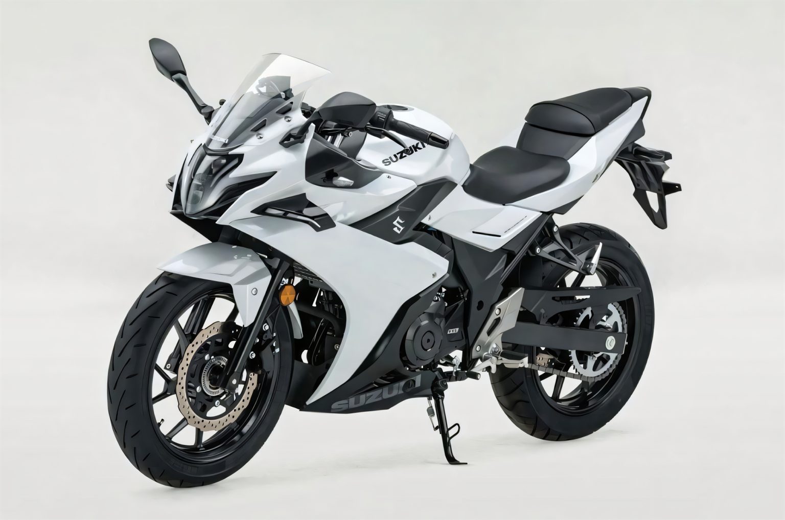 Suzuki GSX250R: New Variable Valve Lift Could Bring European Comeback Suzuki GSX250R VVL – Frontansicht schräg von vorne in Weiß, deutlich sichtbar die neue Frontverkleidung mit Winglets an der Seite