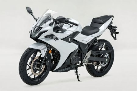 Suzuki GSX250R VVL – Frontansicht schräg von vorne in Weiß, deutlich sichtbar die neue Frontverkleidung mit Winglets an der Seite