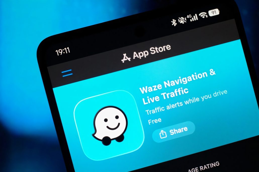 Waze startet KI-Motorradmodus: Deutschland muss noch warten 5 Waze Motorradmodus 2026 - Nahaufnahme eines Smartphone-Bildschirms mit dem App-Store-Eintrag von Waze Navigation and Live Traffic vor blauem Hintergrund