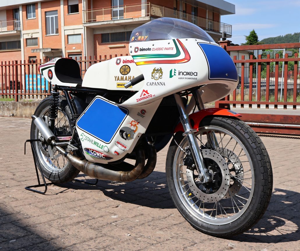 Yamaha/Bimota TZ 350 GP 2026 – Dreiviertelansicht von vorn rechts mit Vollverkleidung, Speichenrädern und Doppelscheibenbremse vorn
