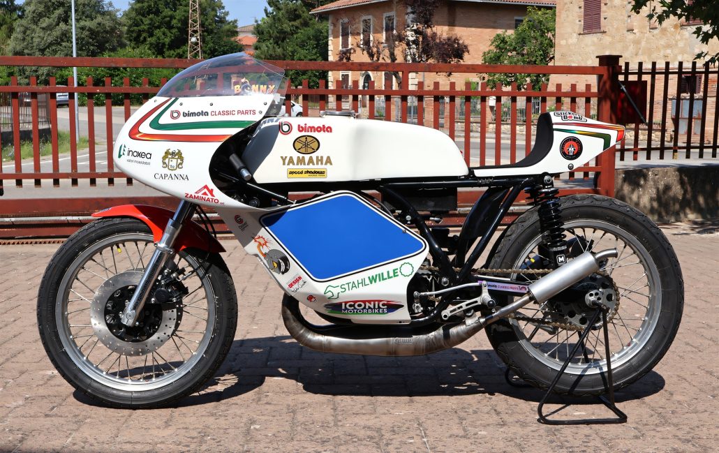 Yamaha/Bimota TZ 350 GP 2026 – Seitenansicht von rechts mit Zweitakt-Expansionskammer, Kettenantrieb und Yamaha-Tank in Weiß