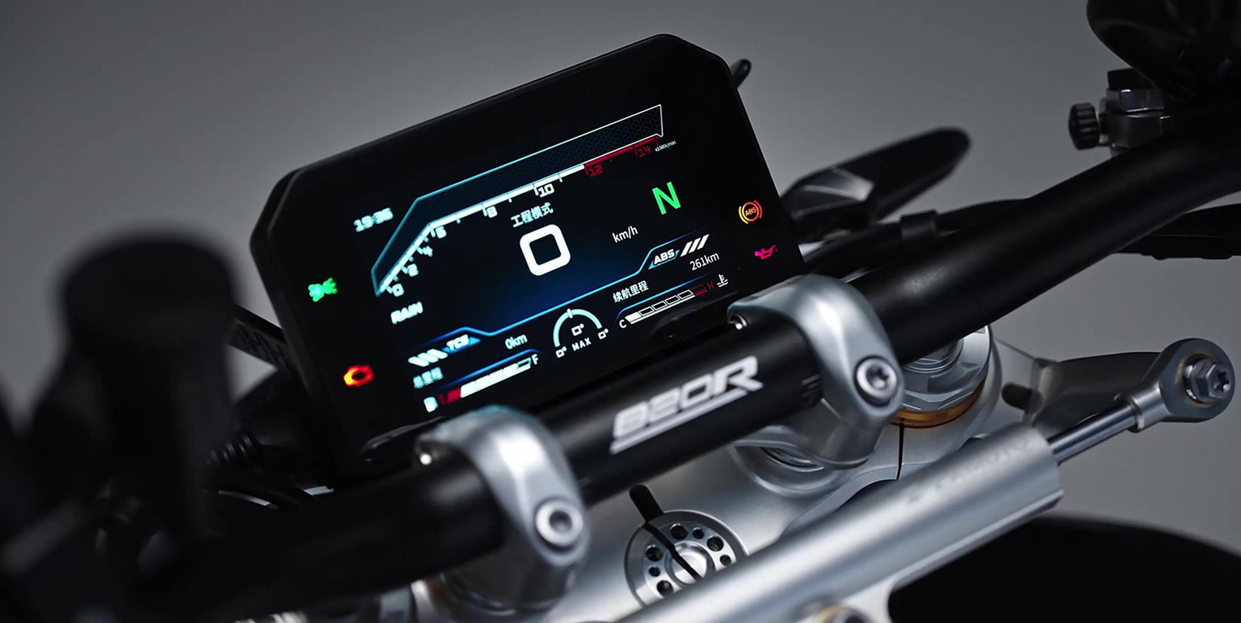 ZXMoto 820RR-R und 820R: WorldSSP-Sieger bringt seine Serien-Sportler 5 ZXMoto 820R 2026 - Detailansicht des TFT-Farbdisplays am Cockpit mit Fahrmodus-Anzeige und 820R-Schriftzug auf der Gabelbruecke