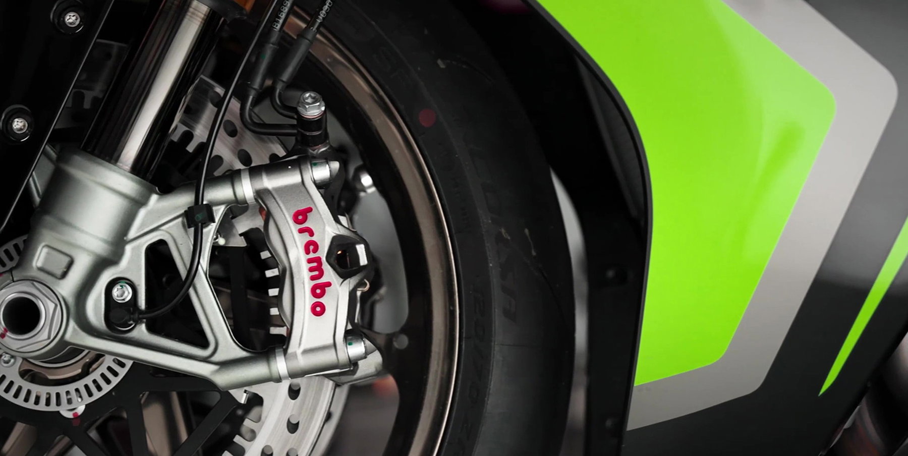 ZXMoto 820RR-R und 820R: WorldSSP-Sieger bringt seine Serien-Sportler 3 ZXMoto 820RR-R 2026 - Detailansicht der silbernen Brembo-Vierkolben-Bremssaettel mit rotem Schriftzug an der schwarz-gruen lackierten Vorderradgabel