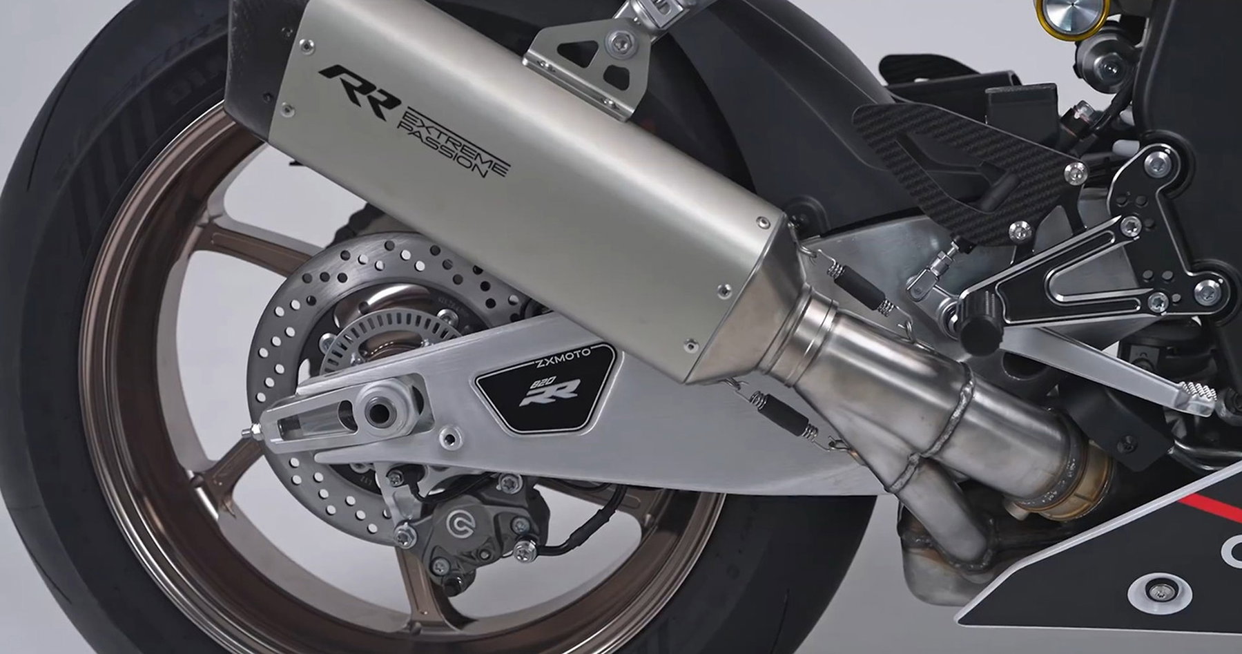 ZXMoto 820RR-R und 820R: WorldSSP-Sieger bringt seine Serien-Sportler 1 ZXMoto 820RR-R 2026 - Detailansicht von Hinterrad, Schwinge mit RR-Logo, Endtopf und Carbon-Fersenschutz am Fahrwerk