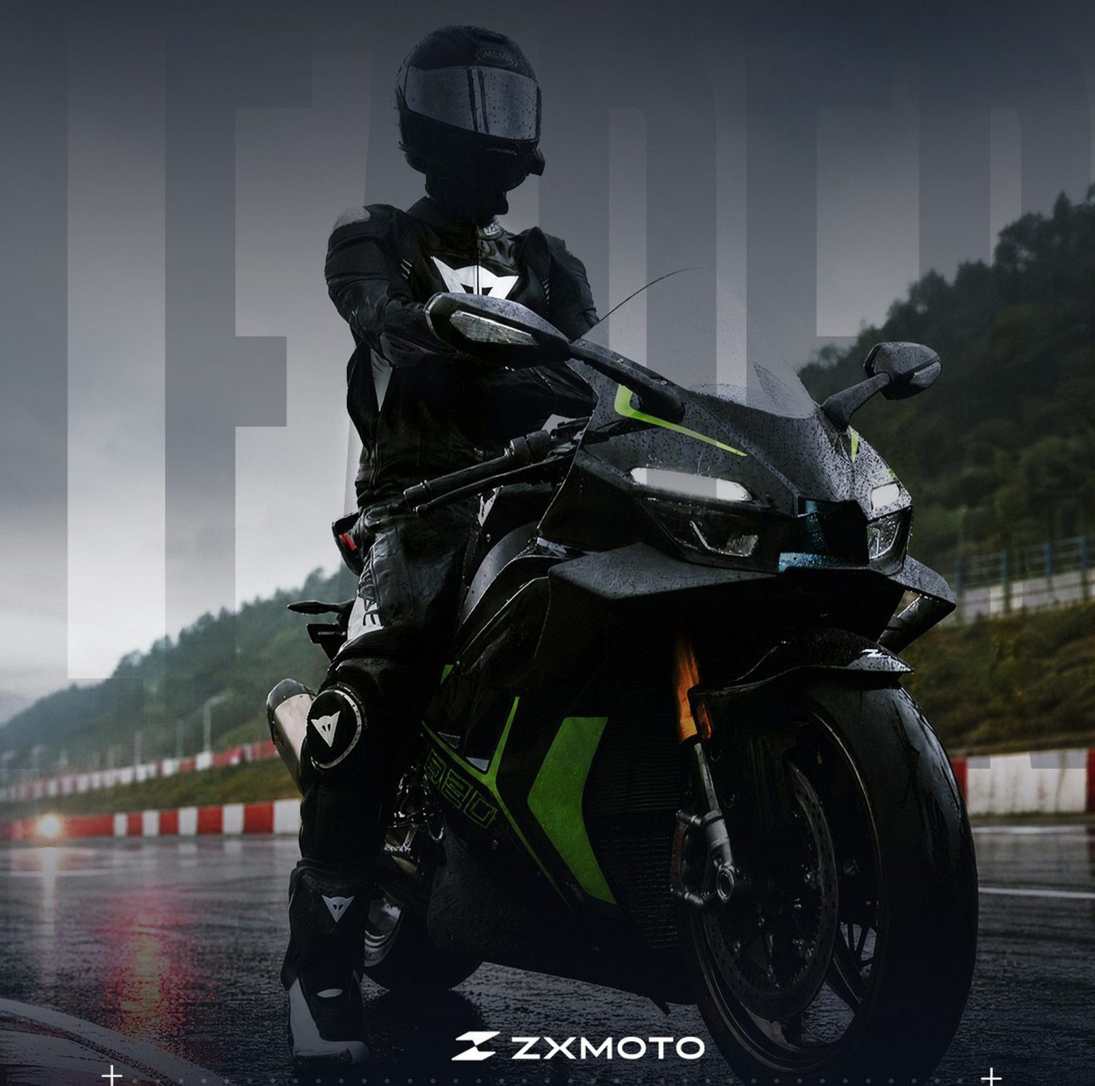 ZXMoto 820RR-R und 820R: WorldSSP-Sieger bringt seine Serien-Sportler ZXMoto 820RR-R 2026 - Fahrer in schwarzer Lederkombi auf schwarz-gruener Sportmaschine bei nasser Fahrbahn auf der Rennstrecke, Frontansicht