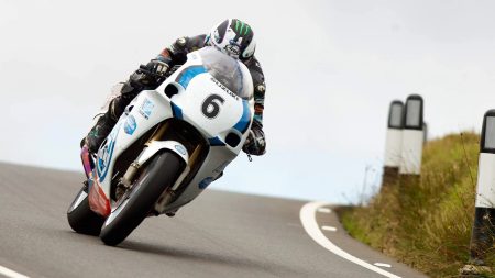 Michael Dunlop in Schräglage auf der weiß-blauen Team-Classic-Suzuki mit der Startnummer 6 im Bergabschnitt des Mountain Course – Formula One Classic TT, Isle of Man 2026