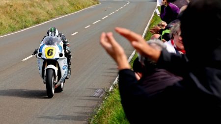 Michael Dunlop auf der weiß-blauen Team Classic Suzuki GSX-R750 mit Startnummer 6 in Frontansicht auf dem Mountain Course, applaudierende Zuschauer am Streckenrand – Senior Classic TT, Isle of Man 2026
