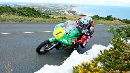 John McGuinness in Schräglage auf der grünen Team-Winfield-Paton mit Startnummer 1 hoch über der Küste der Isle of Man – Historic Senior Classic TT 2026