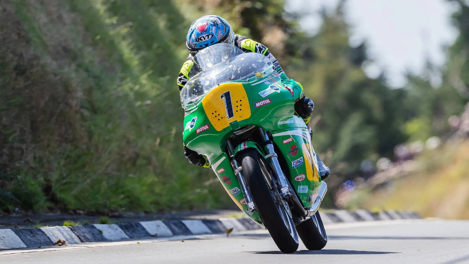 McGuinness gewinnt Historic Senior: erster Sieg seit sieben Jahren 1 John McGuinness auf der grün-gelben Team-Winfield-Paton mit Startnummer 1 in Frontansicht über eine Kuppe des Mountain Course – Historic Senior, Classic TT 2026, Isle of Man