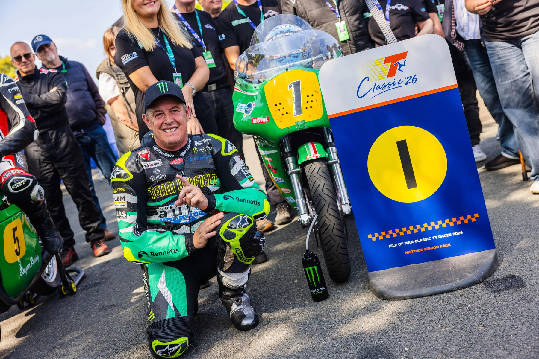 McGuinness gewinnt Historic Senior: erster Sieg seit sieben Jahren 5 John McGuinness kniet neben seiner grünen Paton mit Startnummer 1 und der Siegertafel des Historic Senior Race – Classic TT 2026, Isle of Man
