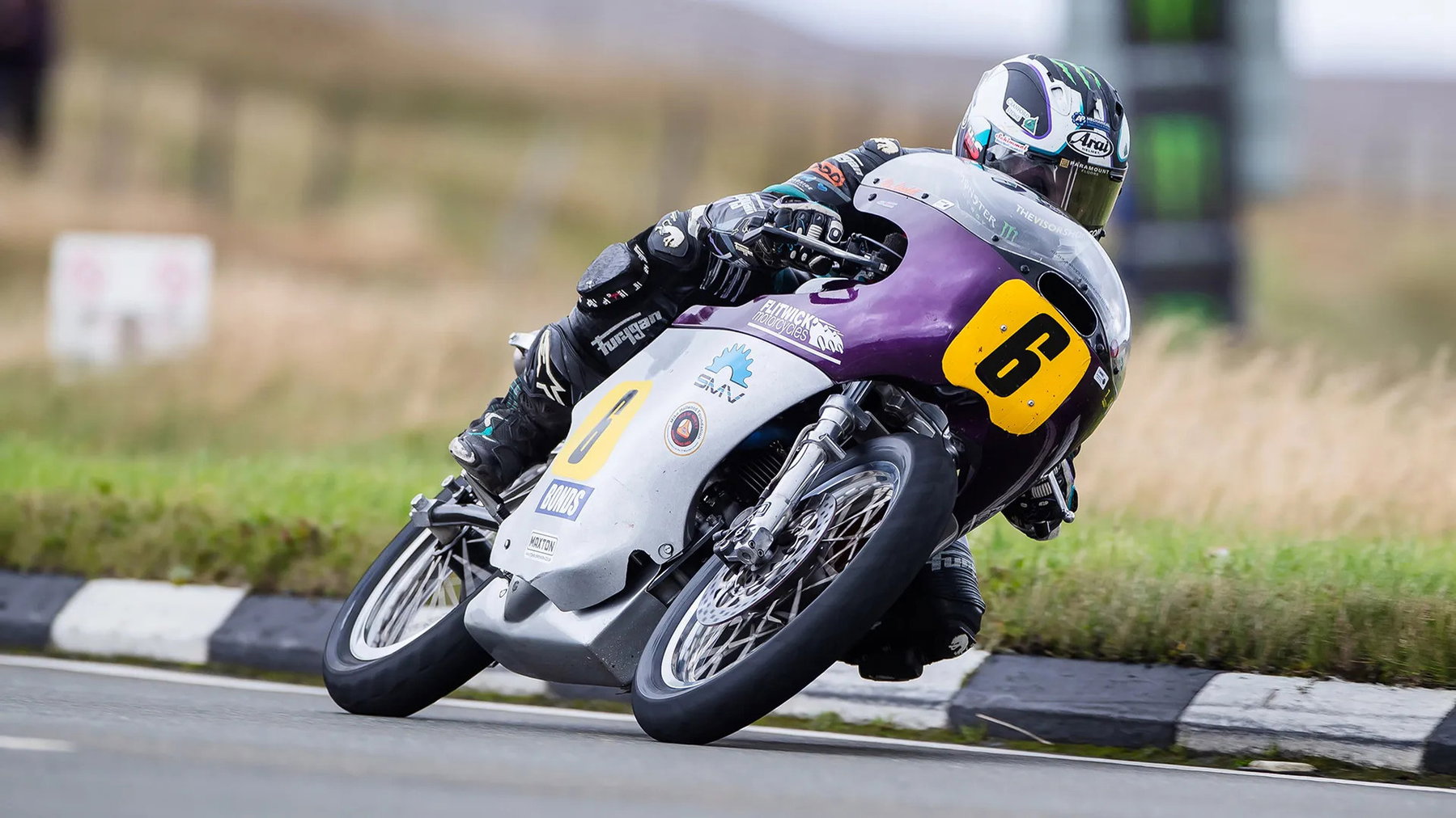 Classic TT 2026: Rennen vorgezogen, Finale steigt am Dienstag 4 Michael Dunlop in Schräglage auf der violett-silbernen klassischen Einzylinder-Rennmaschine mit gelbem Nummernschild 6 – Historic Senior, Classic TT 2026