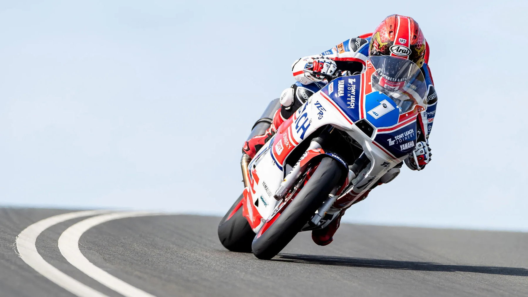Classic TT 2026: Rennen vorgezogen, Finale steigt am Dienstag 5 Joe Yeardsley auf der rot-weiß-blauen Tony-Leach-Joinery-Yamaha mit Startnummer 1 gegen den Himmel auf der Bergstrecke – Junior 600, Classic TT 2026
