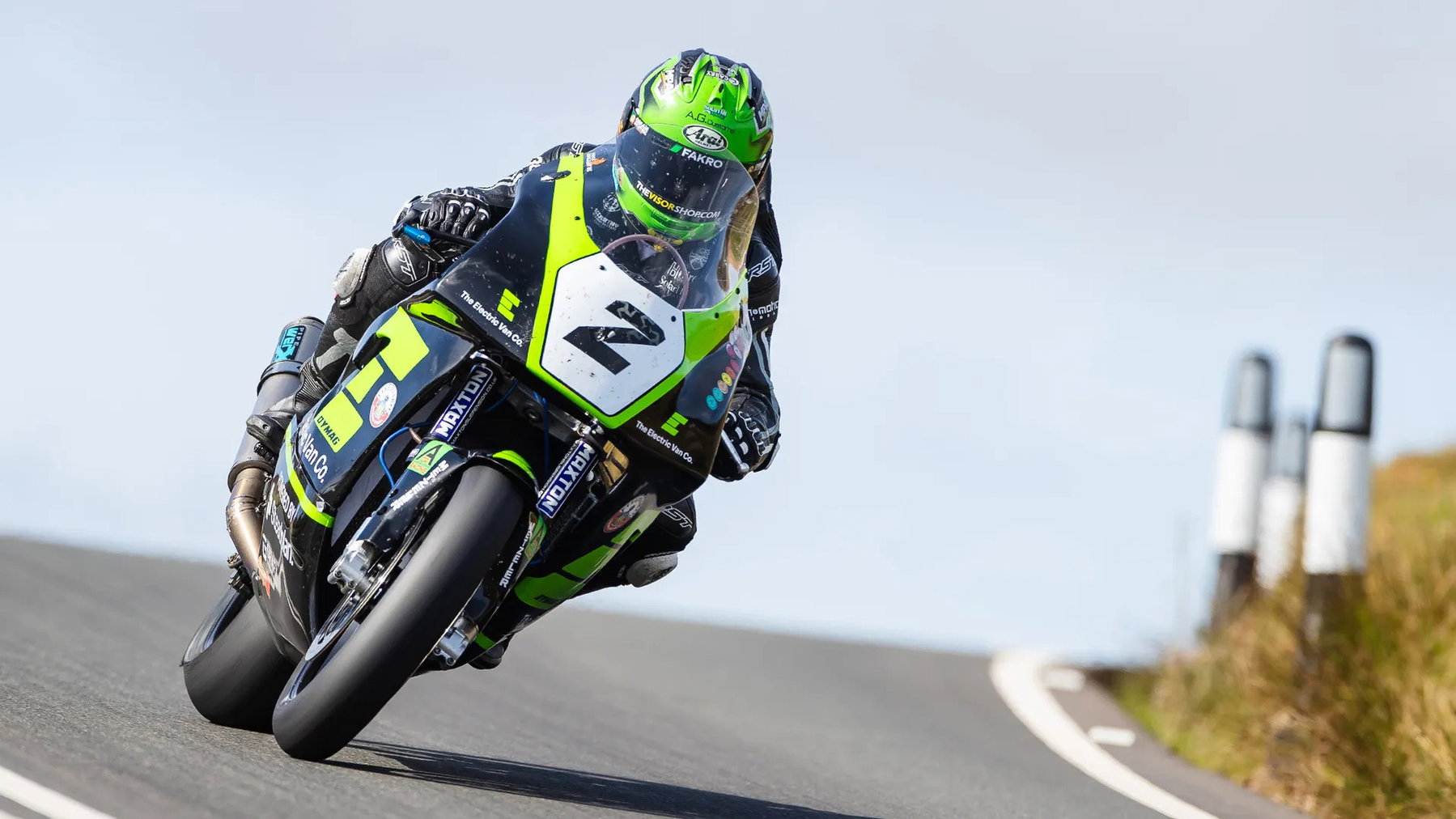 Classic TT 2026: Rennen vorgezogen, Finale steigt am Dienstag 1 Mike Browne in tiefer Schräglage auf der schwarz-grünen Rennmaschine mit Startnummer 2 auf dem Snaefell Mountain Course – Classic TT 2026, Isle of Man