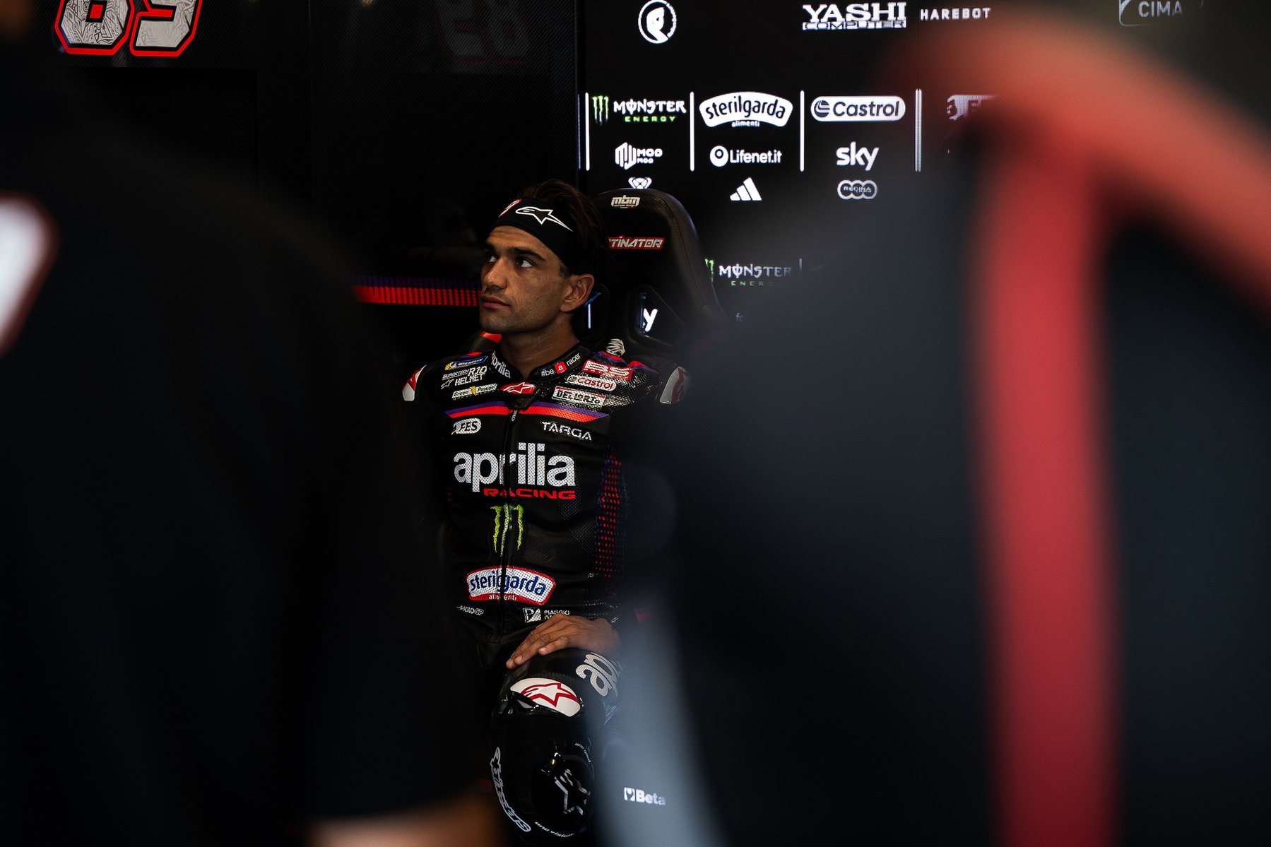 Aprilia holt in Silverstone alle drei Podestplätze: Marquez nur Neunter 6 Jorge Martin ohne Helm in der Aprilia-Racing-Box, im Hintergrund seine Startnummer 89 – MotoGP Großbritannien GP Silverstone 2026