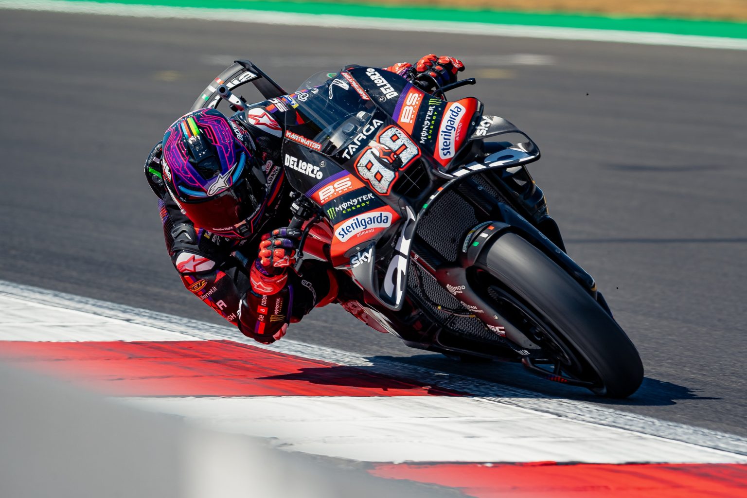 Aprilia holt in Silverstone alle drei Podestplätze: Marquez nur Neunter Jorge Martin mit violettem Helm und der Startnummer 89 in Schräglage auf der Aprilia RS-GP – MotoGP Großbritannien GP Silverstone 2026