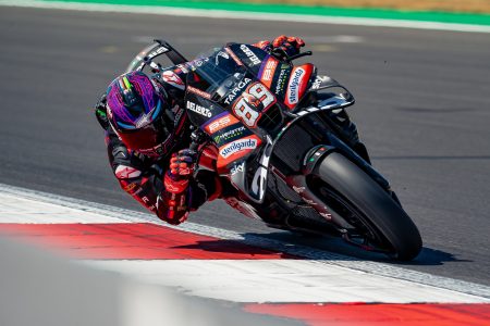 Jorge Martin mit violettem Helm und der Startnummer 89 in Schräglage auf der Aprilia RS-GP – MotoGP Großbritannien GP Silverstone 2026