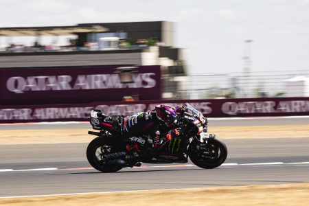 Jorge Martin auf der Aprilia RS-GP in Seitenansicht vor der Qatar-Airways-Bande – MotoGP Großbritannien GP Silverstone 2026