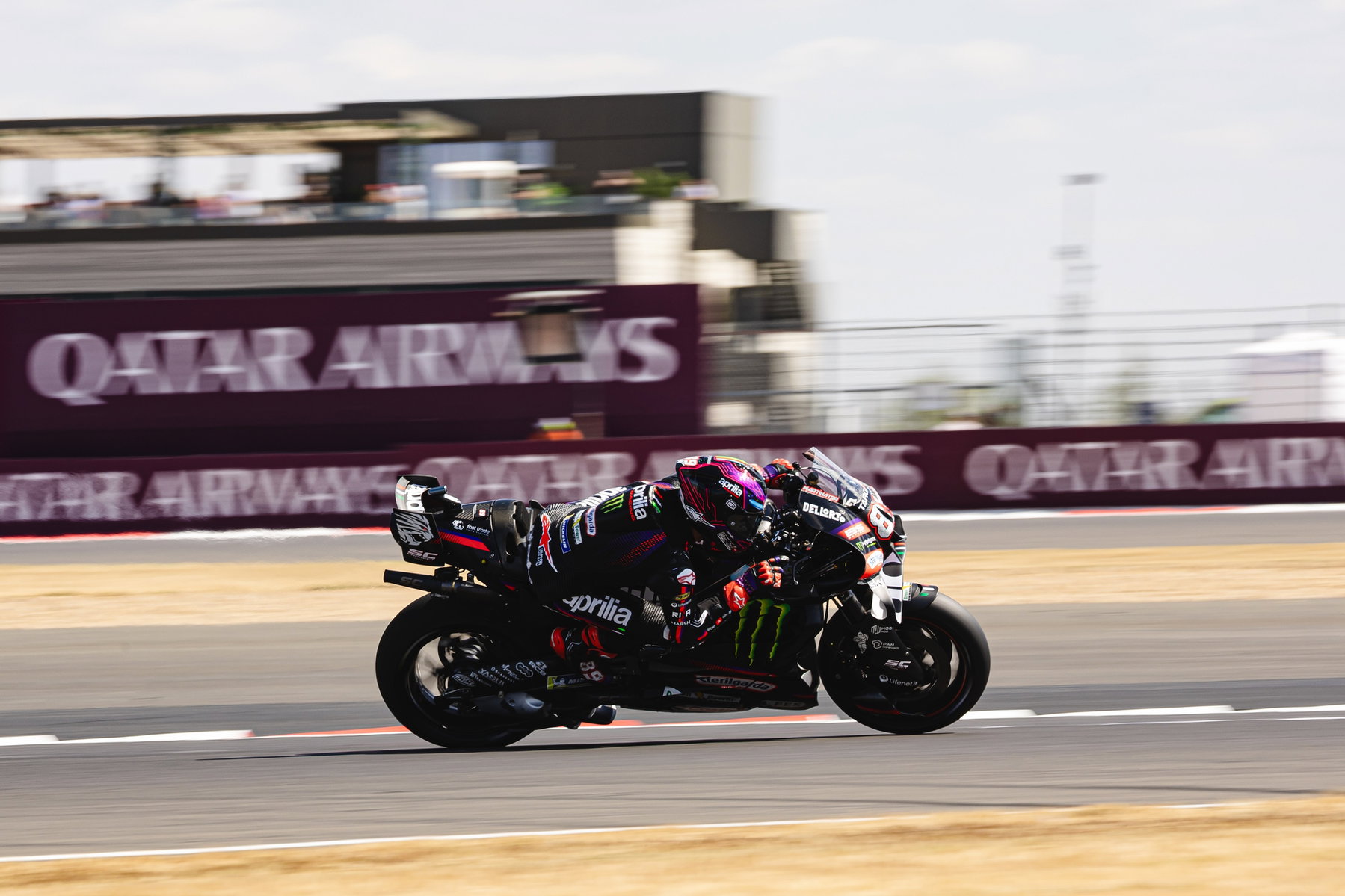 Aprilia holt in Silverstone alle drei Podestplätze: Marquez nur Neunter 1 Jorge Martin auf der Aprilia RS-GP in Seitenansicht vor der Qatar-Airways-Bande – MotoGP Großbritannien GP Silverstone 2026