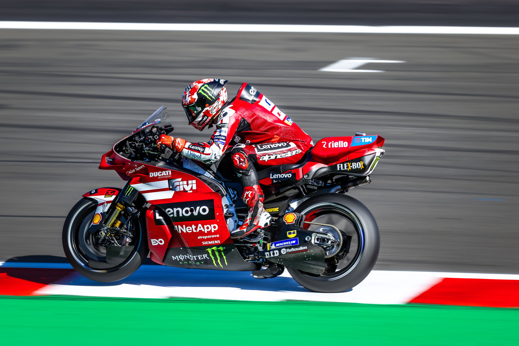 Francesco Bagnaia auf der Ducati Desmosedici GP26 in Seitenansicht auf der Geraden – MotoGP Großbritannien GP Silverstone 2026