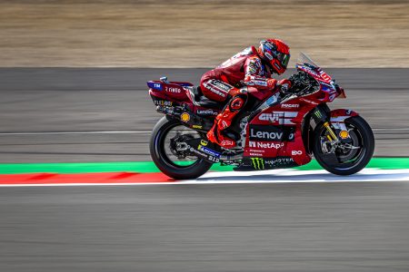 Marc Marquez beschleunigt in Seitenansicht auf der Ducati Desmosedici GP26 aus der Kurve – MotoGP Großbritannien GP Silverstone 2026
