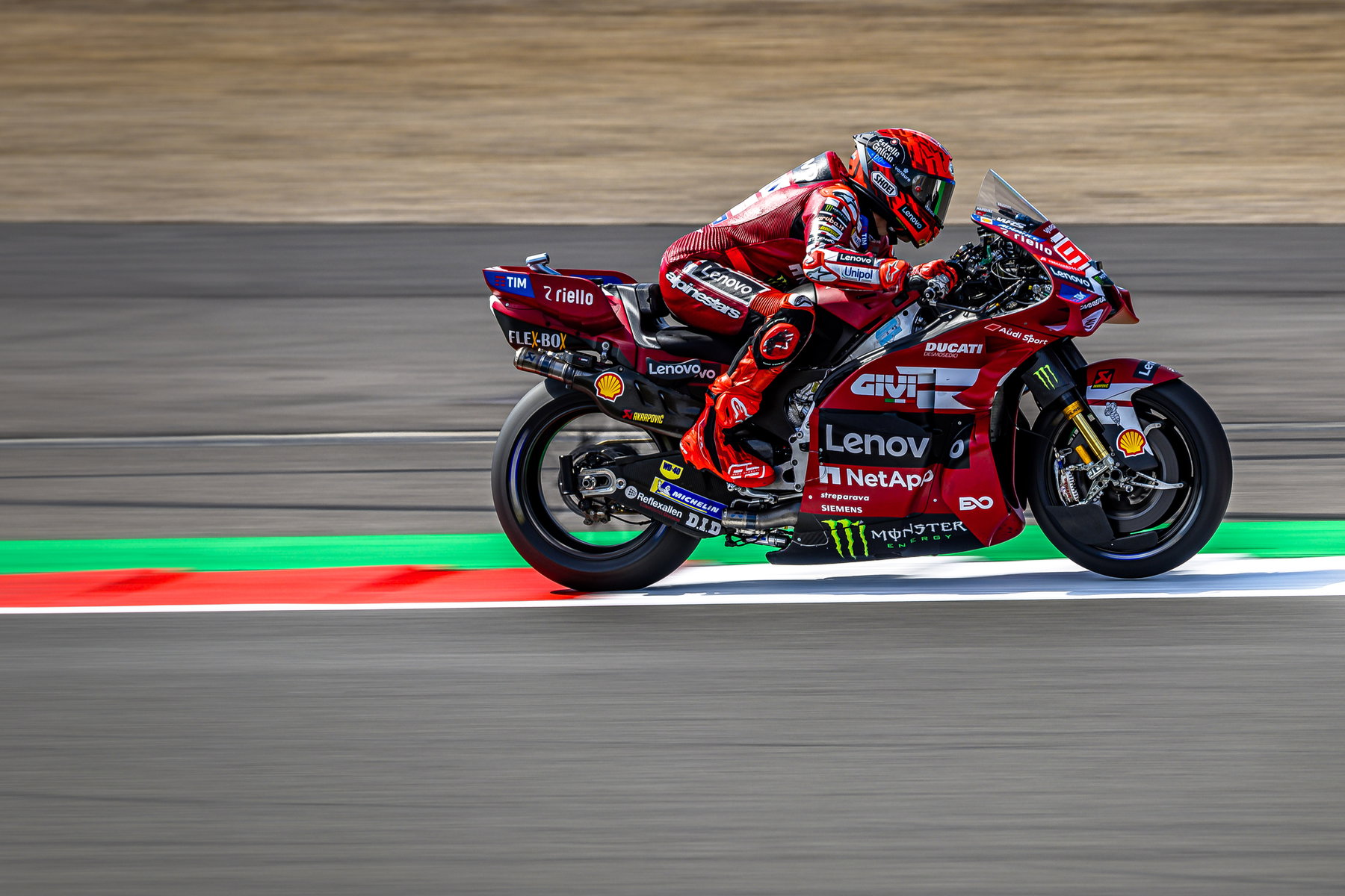 Márquez without control of his right arm: Ducati shows it itself 4 Marc Marquez beschleunigt in Seitenansicht auf der Ducati Desmosedici GP26 aus der Kurve – MotoGP Großbritannien GP Silverstone 2026