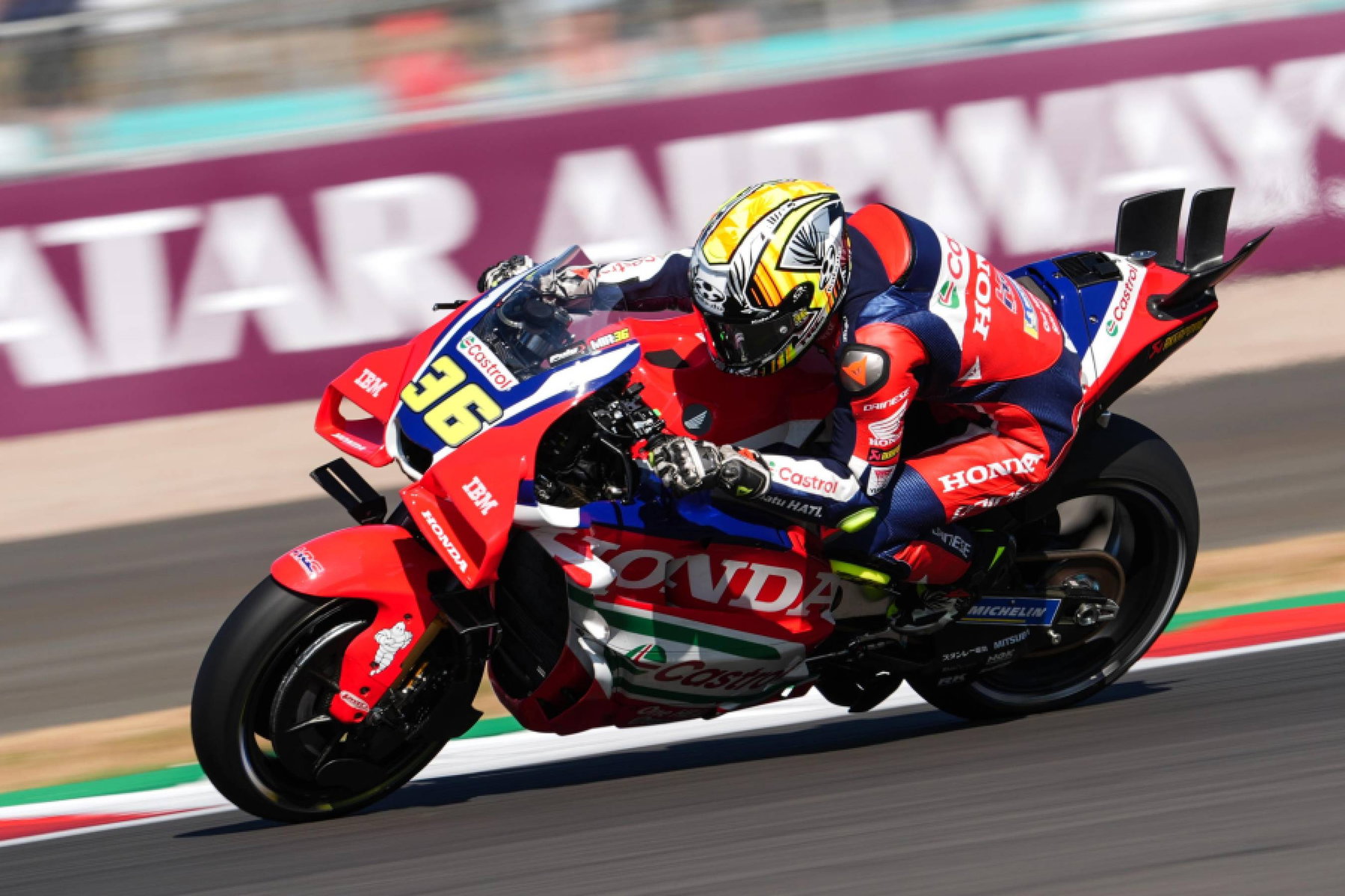 Joan Mir Back at Honda: What We Know About His 44-Day Break 2 Joan Mir auf der Honda RC213V vor der Qatar-Airways-Bande in Schräglage – MotoGP Großbritannien GP Silverstone 2026