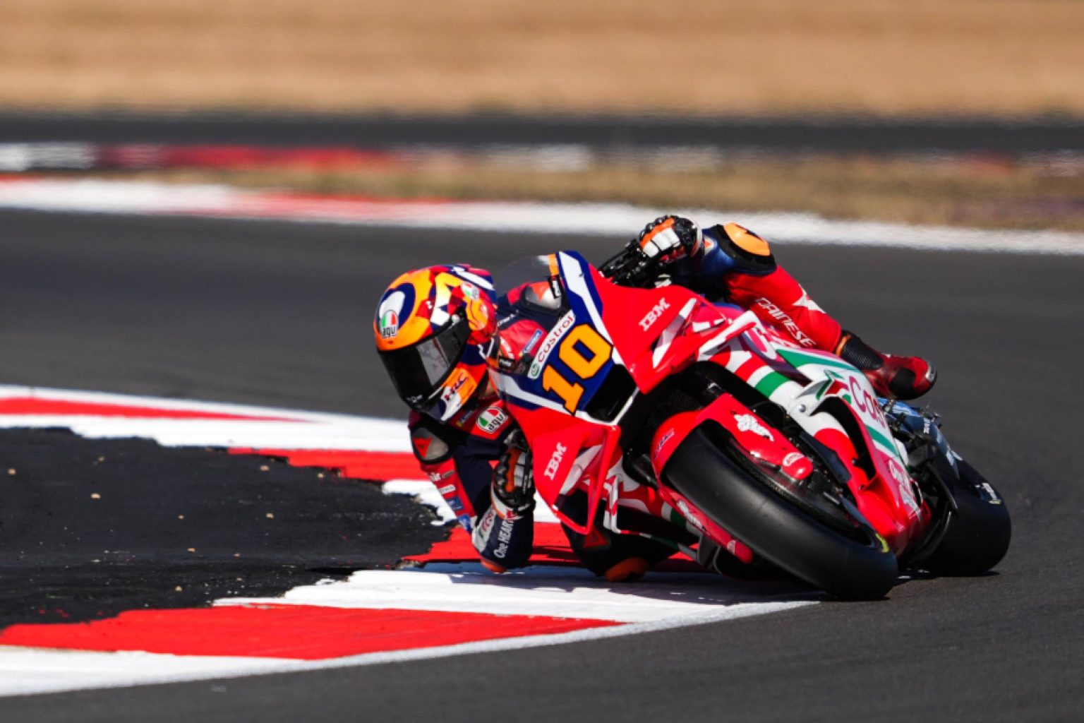 Marini verlässt Honda: Tech3 bestätigt den KTM-Wechsel für 2027 Luca Marini mit der Startnummer 10 in Schräglage auf der Honda RC213V von HRC Castrol – MotoGP Großbritannien GP Silverstone 2026