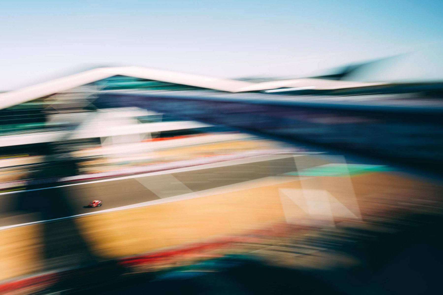 Verwischte Mitzieher-Aufnahme der Start-Ziel-Geraden von Silverstone mit einer Honda RC213V auf der Strecke – MotoGP Großbritannien GP Silverstone 2026