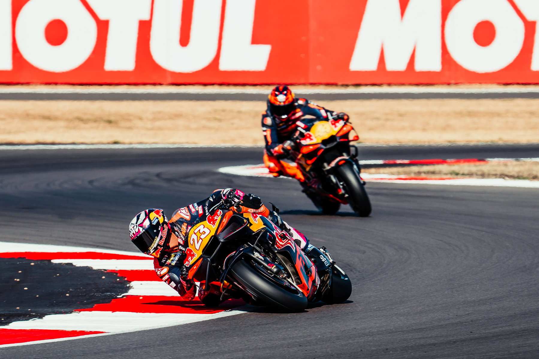 Marini verlässt Honda: Tech3 bestätigt den KTM-Wechsel für 2027 7 Enea Bastianini führt mit der Startnummer 23 vor einer weiteren KTM RC16 durch die Kurve – MotoGP Großbritannien GP Silverstone 2026