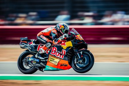 Pedro Acosta auf der Red Bull KTM RC16 mit steigendem Vorderrad am Kurvenausgang – MotoGP Großbritannien GP Silverstone 2026